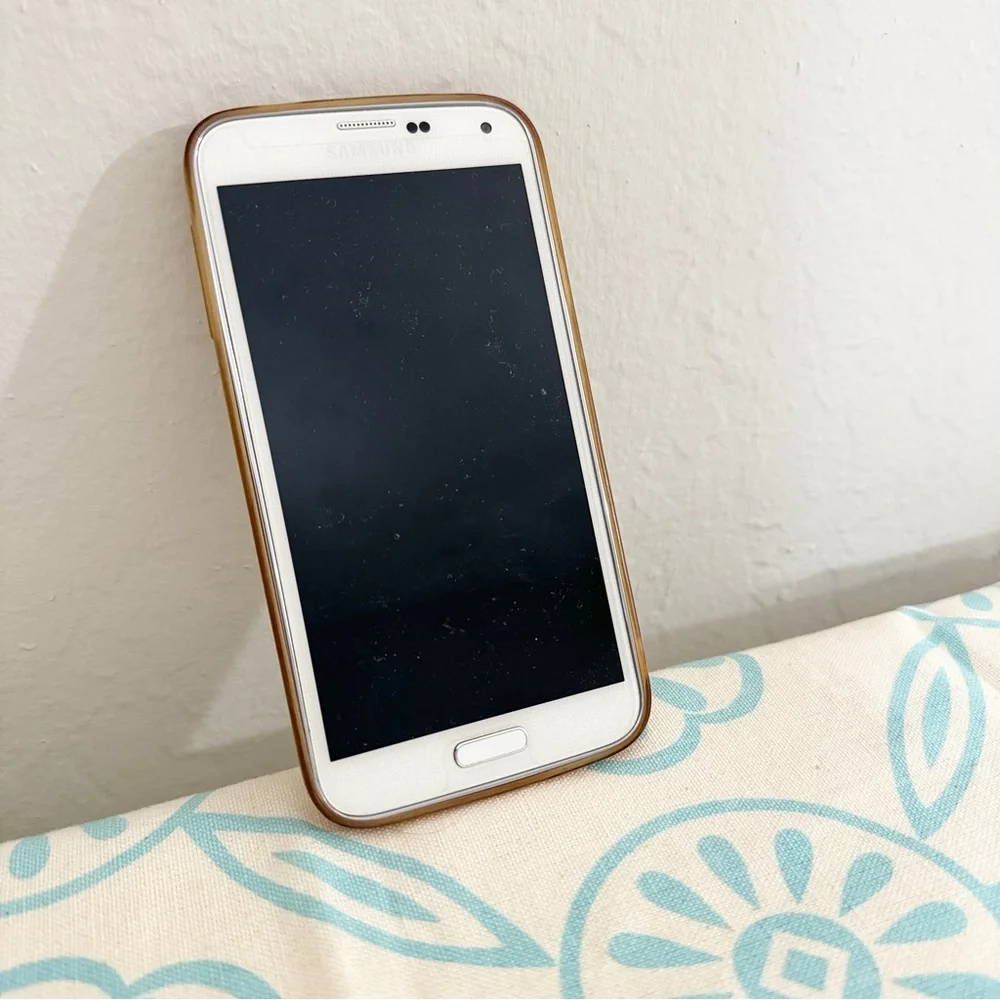 Unlocked Samsung Galaxy S5 flagship phone and charger and spare battery!
